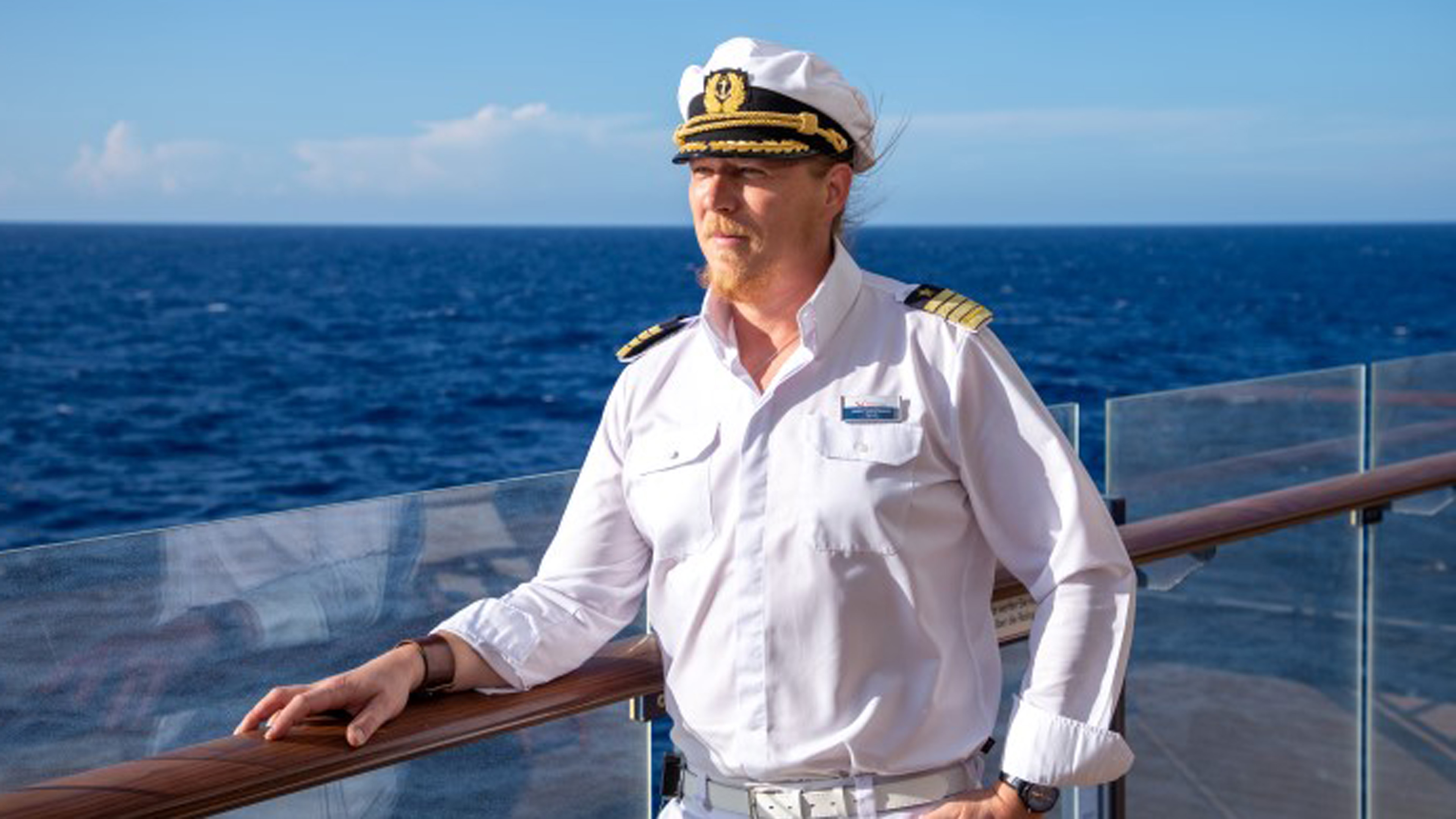 Bildrechte: TUI Cruises Portraitaufnahme Hilko Mahler in Uniform