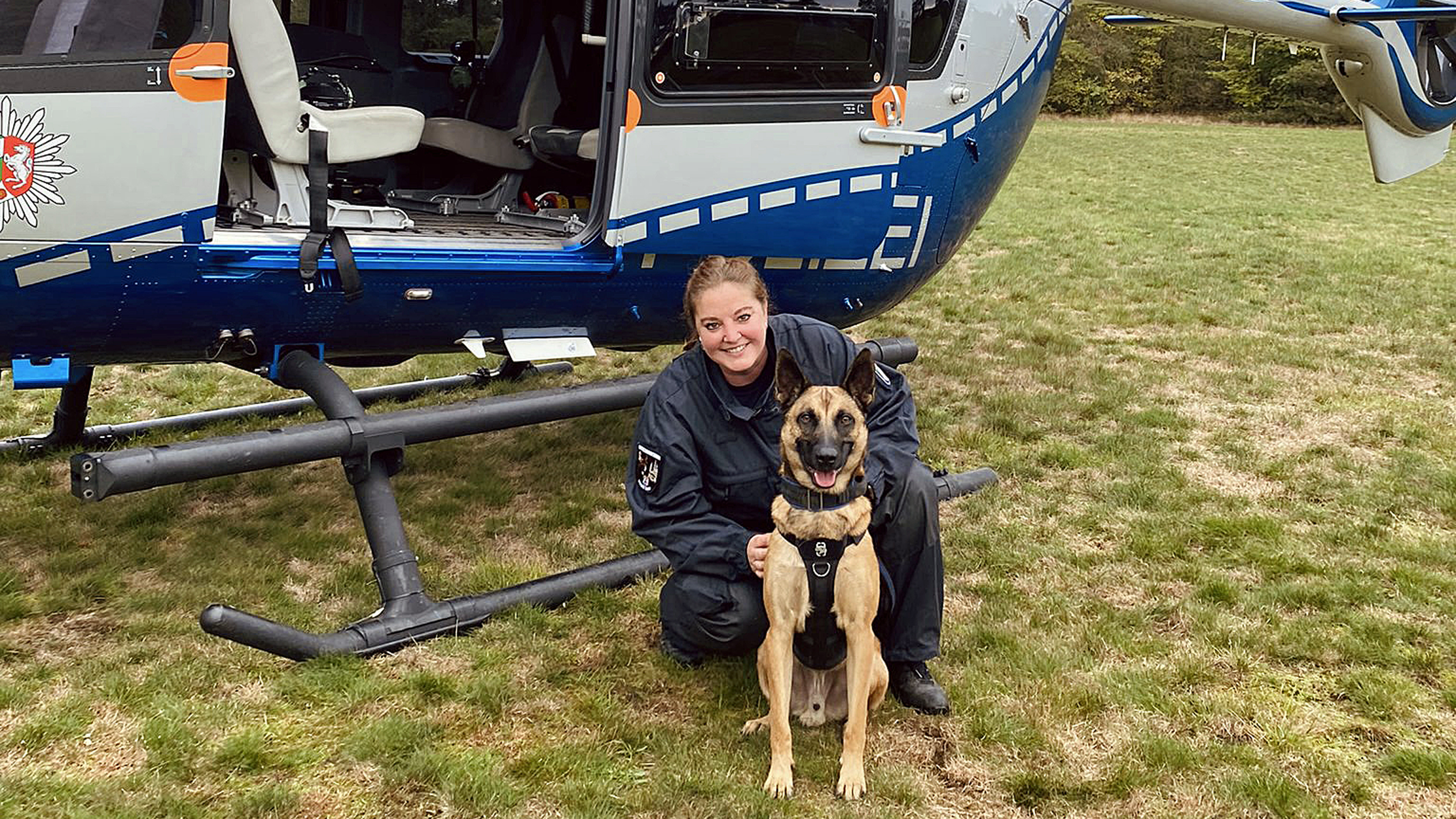 Bildrechte: Polizei NRW / Sabrina Breitbach Polizistin Sabrina Breitbach mit Spürhund Aris