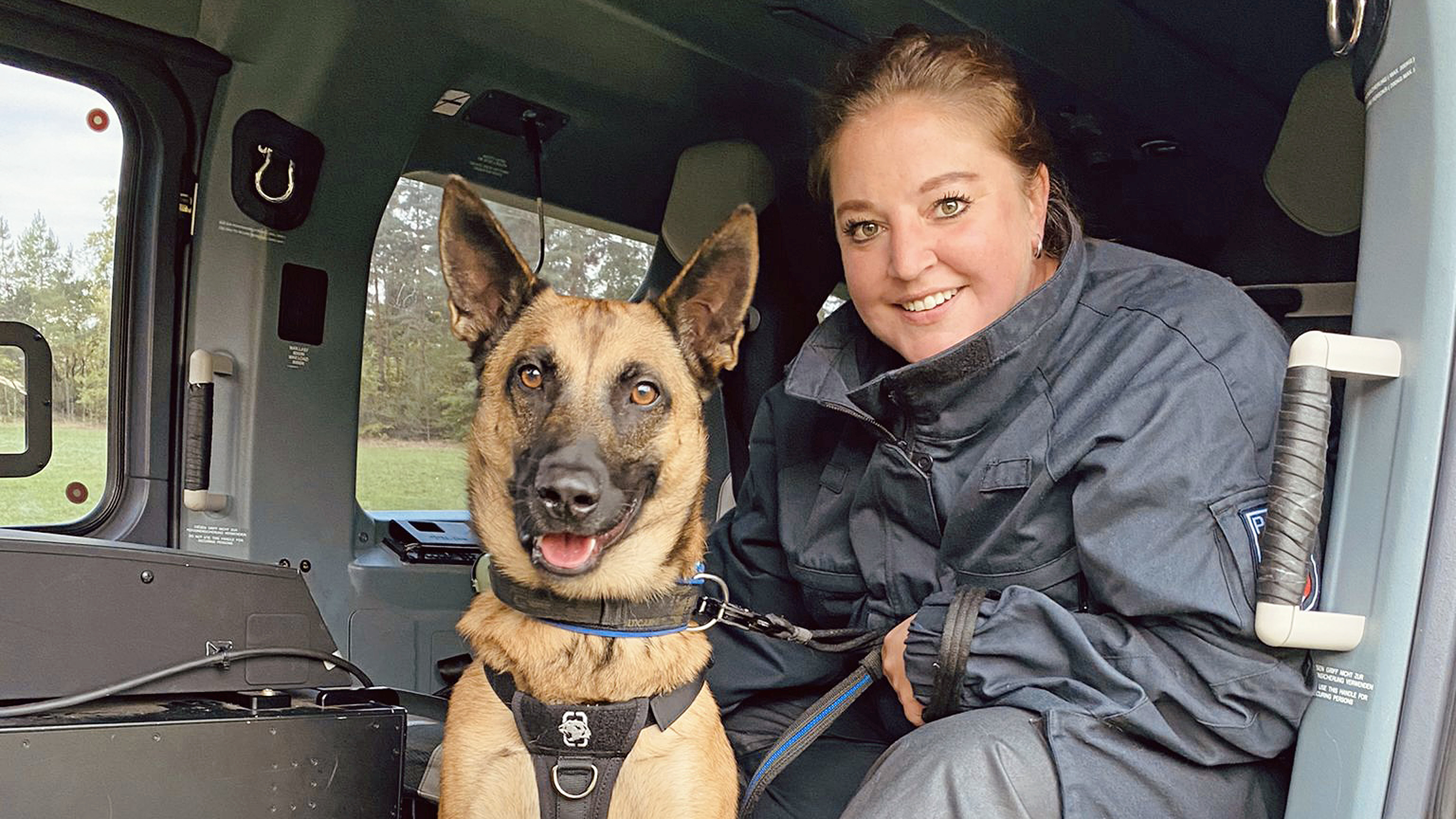 Bildrechte: Polizei NRW / Sabrina Breitbach Polizistin Sabrina Breitbach mit Spürhund Aris