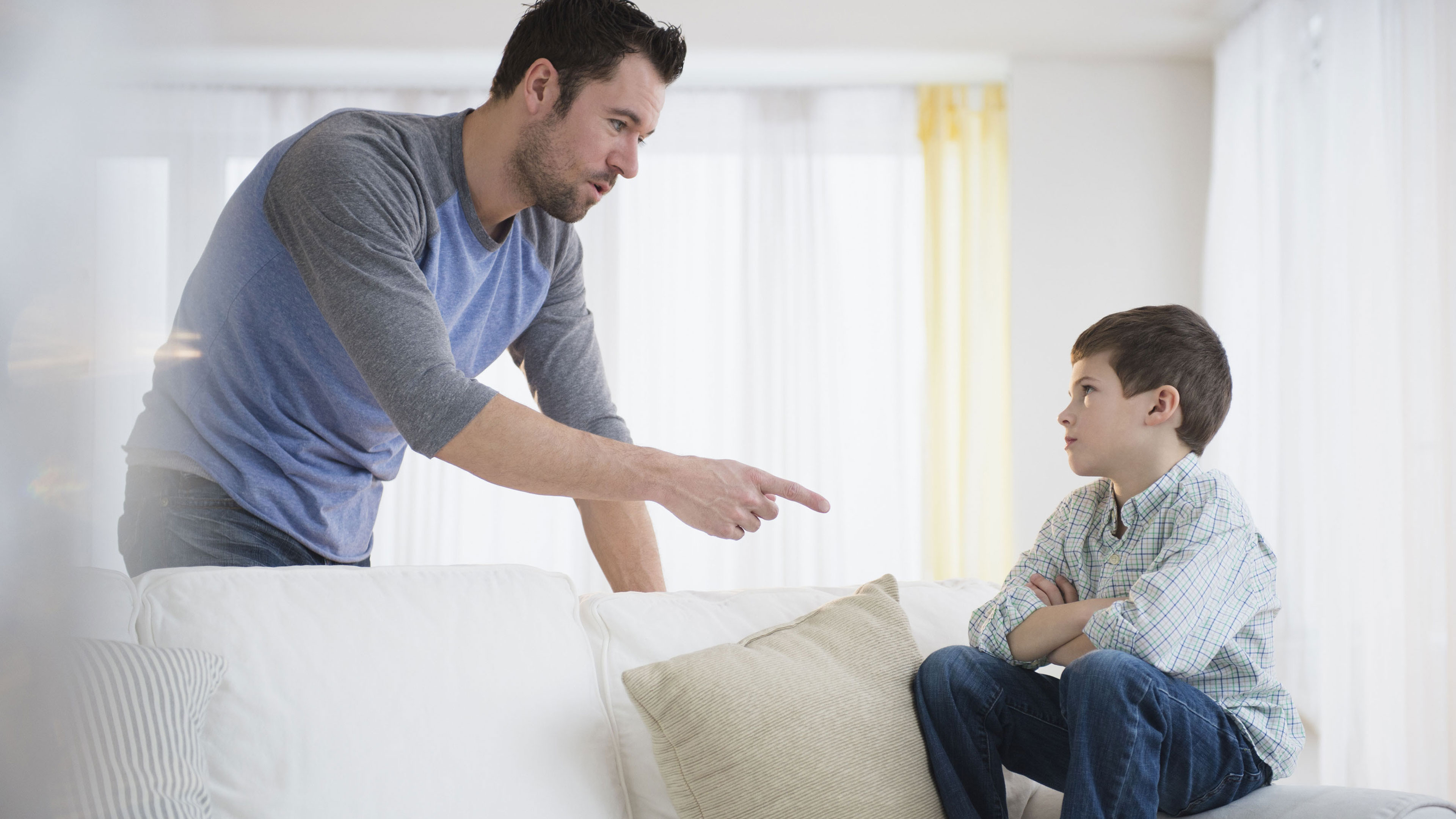 Ein Vater schimpft mit seinem Sohn