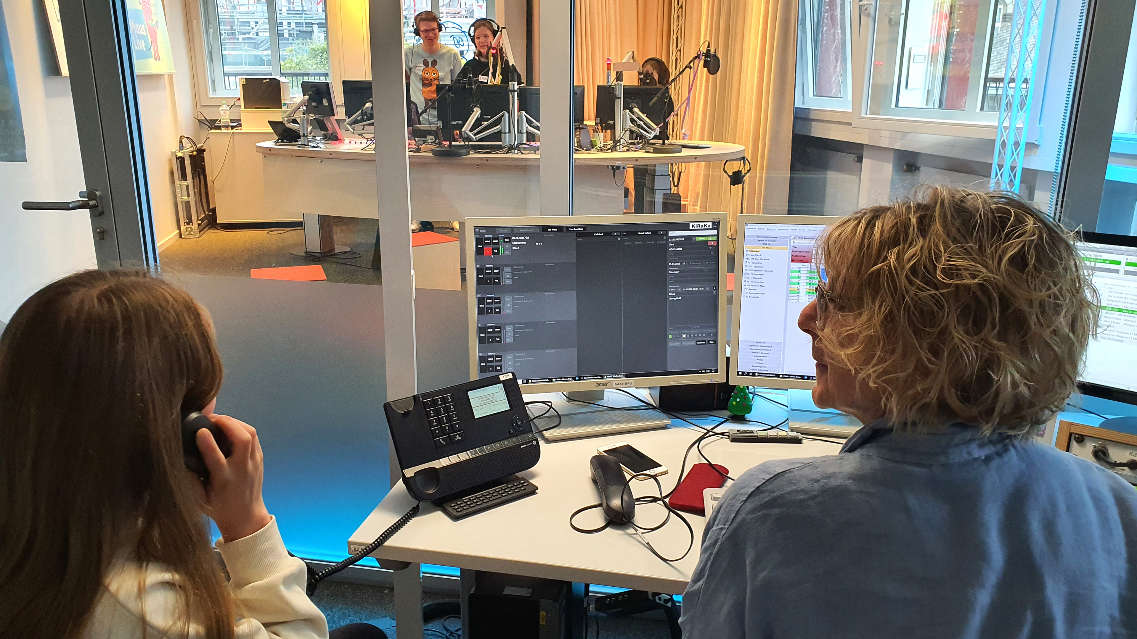 Kinder probieren im MausLive-Sendestudio aus, wie die Technik funktioniert