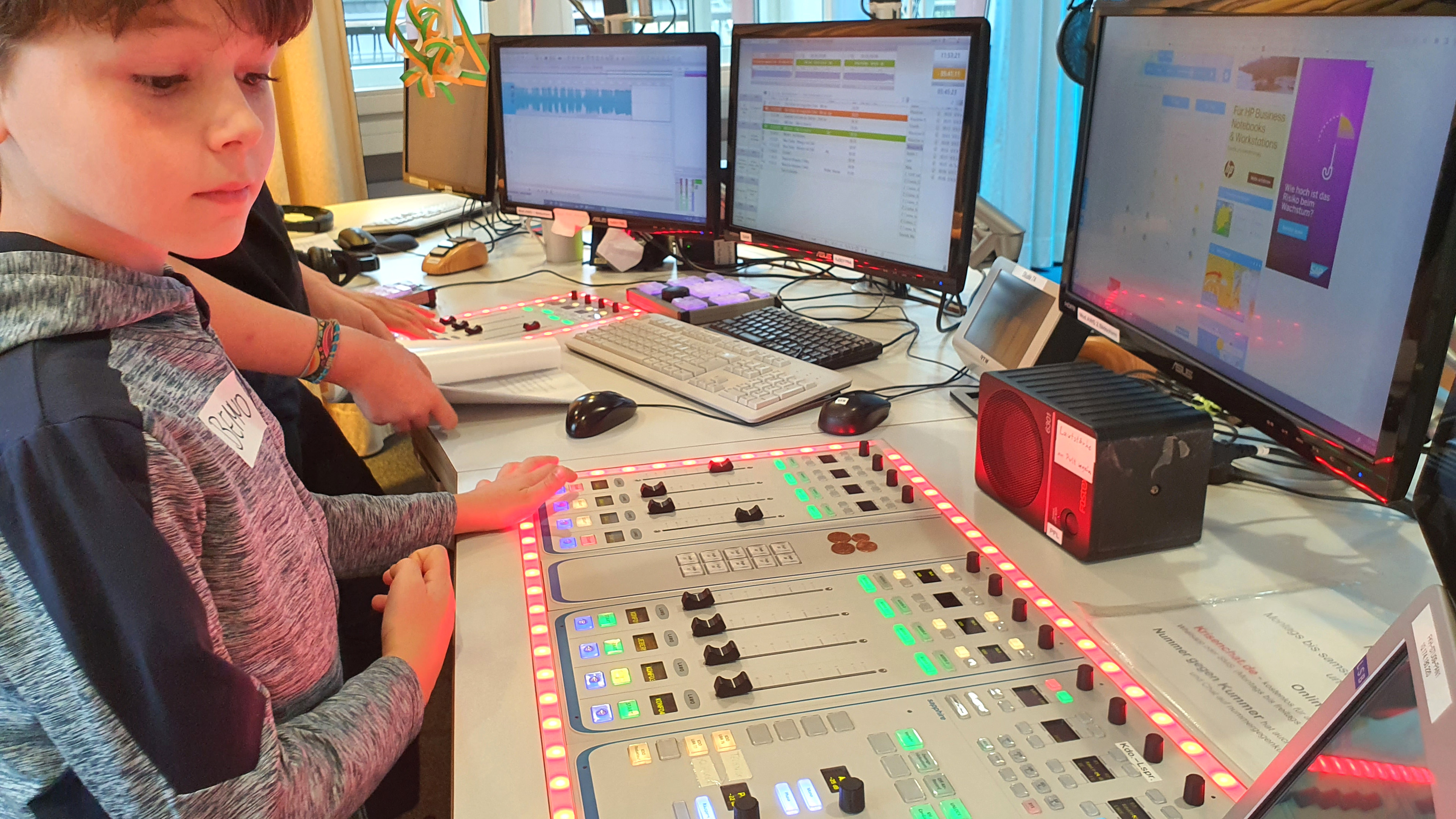 Kind am Sendepult im MausLive-Studio