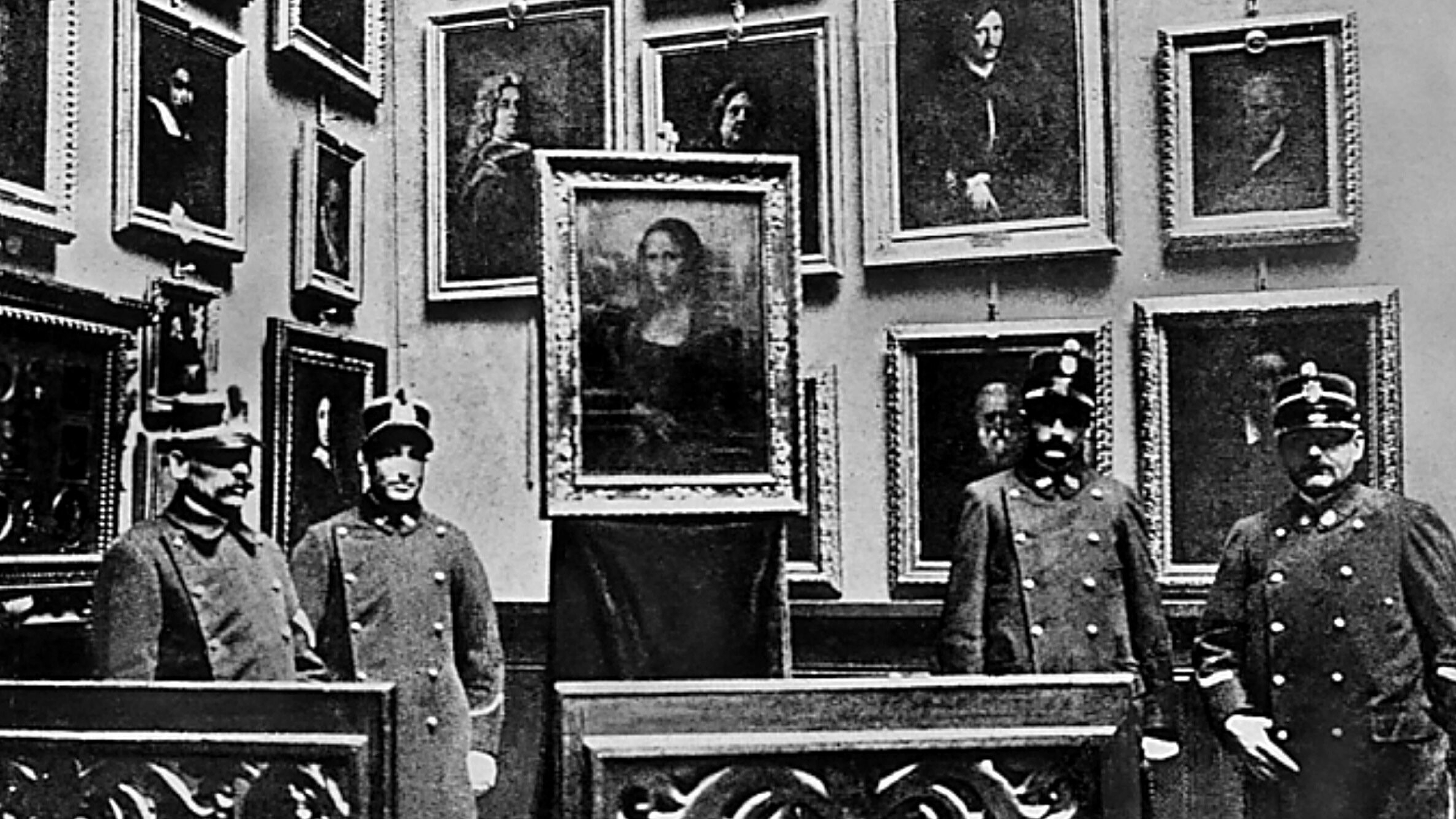 1913: Das Gemälde der Mona Lisa wird von Polizeibeamten in Florenz bewacht