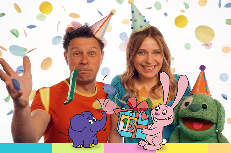 André, Tanja, Knolle mit Konfetti und Partyhüten, davor Elefant und Hase mit Geschenk