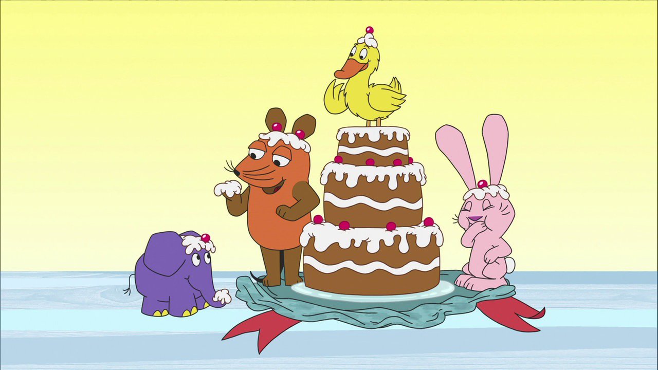 Elefant, Maus, Ente und Hase stehen um und auf der riesigen Geburtstagstorte und naschen davon.
