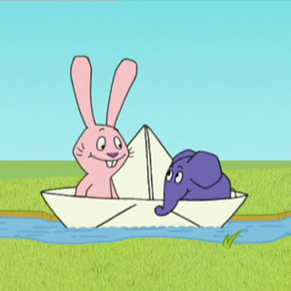Hase und Elefant in einem weißen Papierboot 