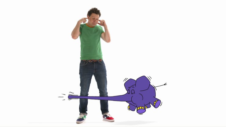 André hält sich die Ohren zu, Elefant trötet kräftig