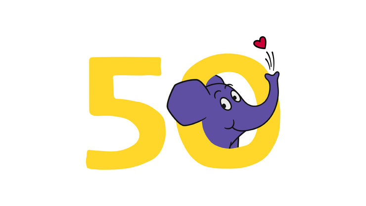 Eine gelbe 50, der Elefant guckt durch die Null und pustet ein rotes Herz