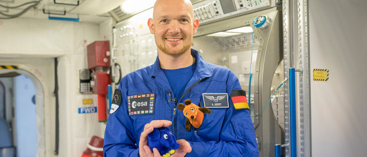 Alexander Gerst mit Elefant- und Maus-Plüschtieren