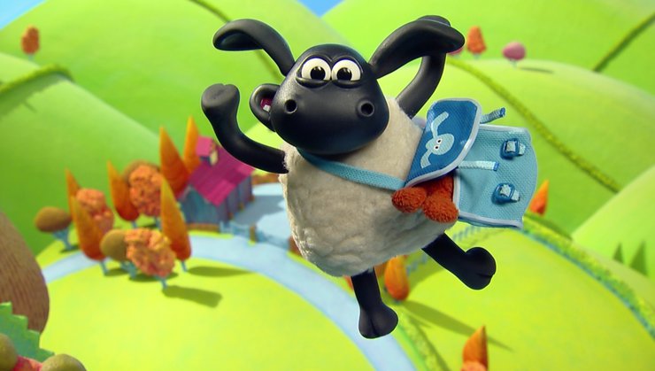 Kleines Schaf Timmy mit blauer Umhängetasche springt hoch