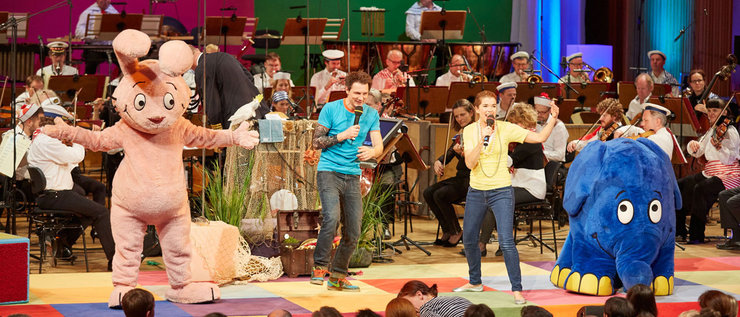 Hase, André, Tanja und Elefant auf der Bühne vor dem Orchester