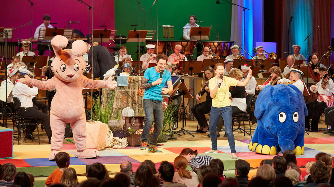 Der rosa Hase, Anke, André und der Elefant auf der Bühne