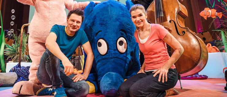 André Gatzke und Anke Engelke mit dem Elefanten als Figur