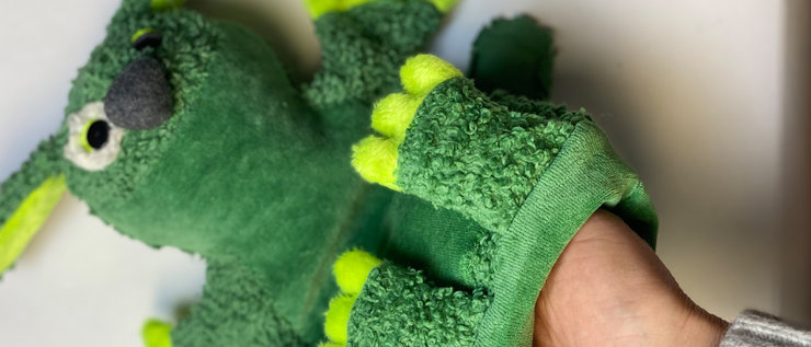 Hände sind in Handpuppe von Knolle