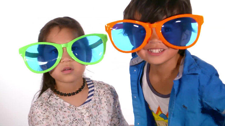 Zwei Kinder mit überdimensionalen Brillen mit blauen Gläsern I Ein Beitragsbild aus der Sachgeschichte: Brillengeschichten