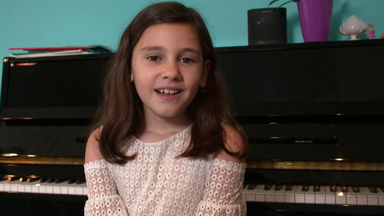 Chiara spielt Klavier und erzählt, dass sie eine Krankheit hat: Diabetes.