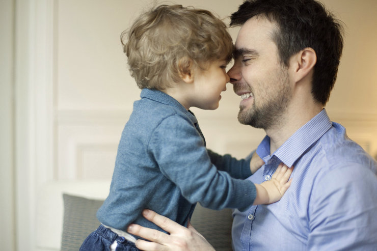 Vater und Sohn kuscheln