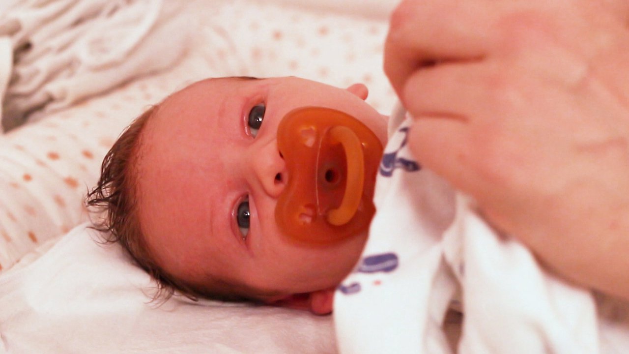 Ein Baby mit Schnuller im Mund