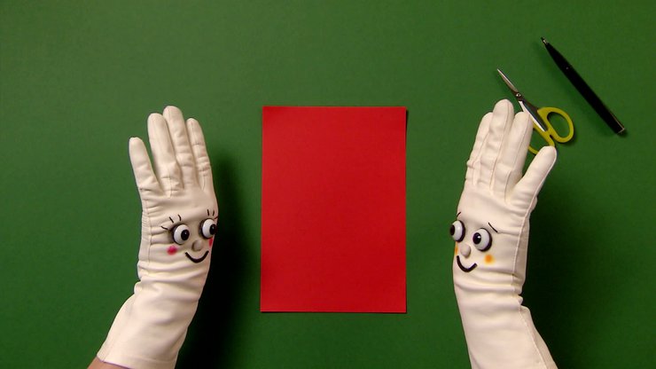 Die Händchen mit rotem Papier, Stift und Schere
