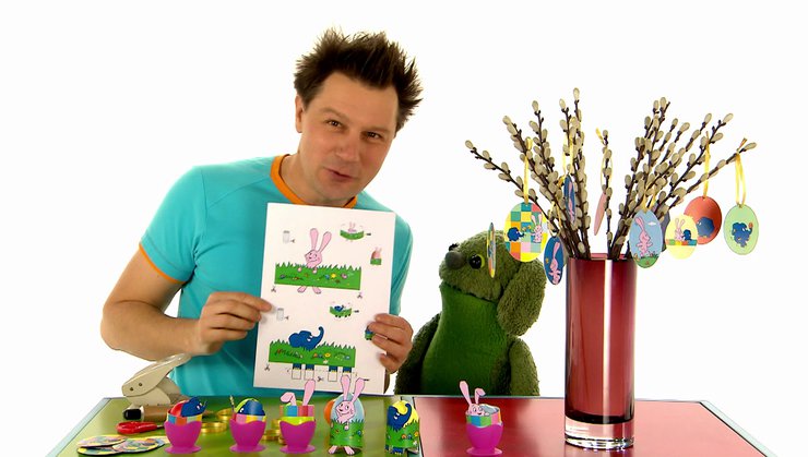 André und Knolle mit gebasteltem Osterschmuck