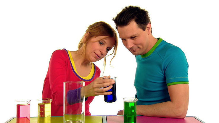 Tanja und André mit dem fertigen Regenbogen im Glas