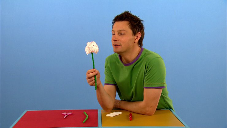 André mit der fertigen Blume und den Utensilien