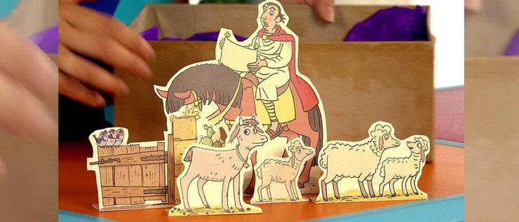Ziege, Schafe, Spatzen und der Ausrufer der Weihnachtsgeschichte als Pappfiguren