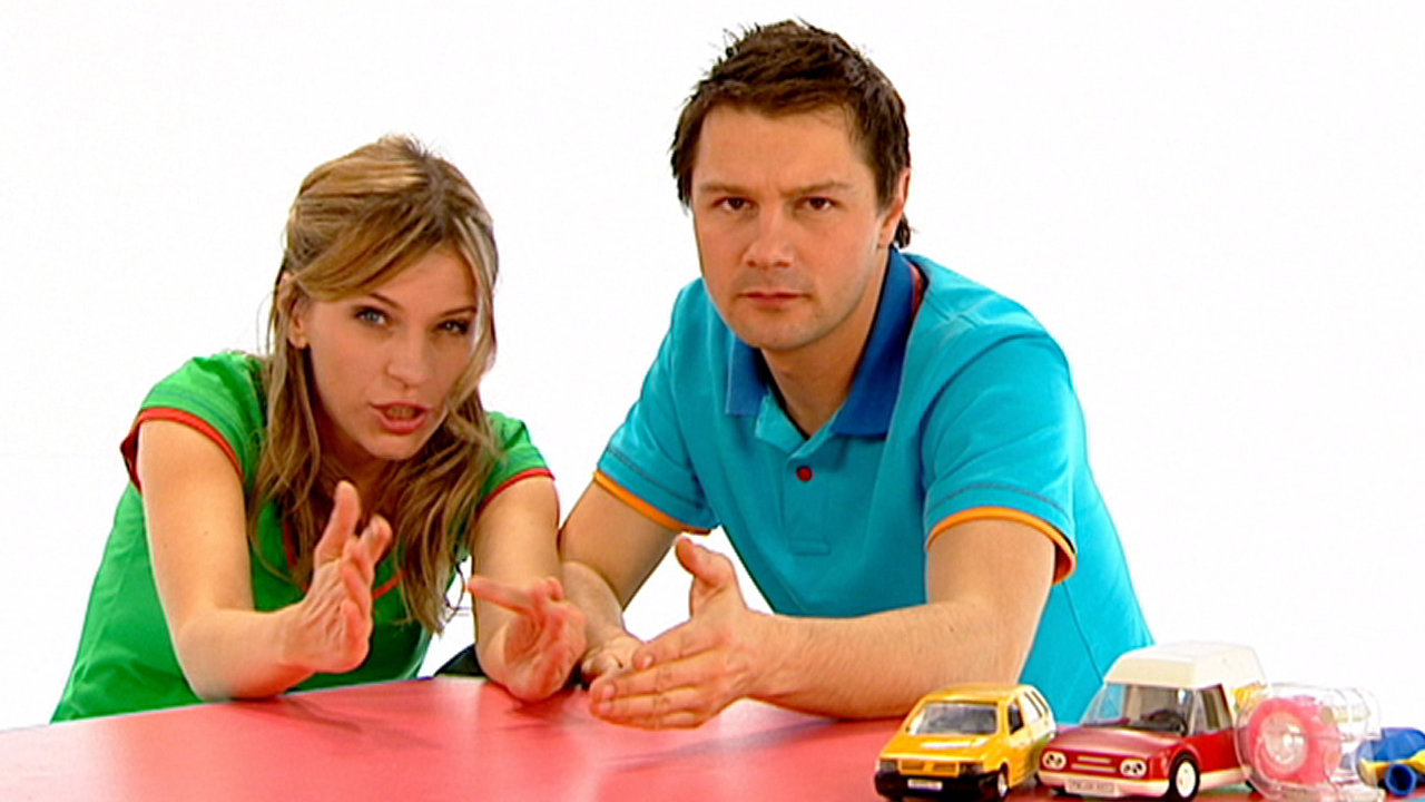 Tanja und André machen ein spannendes Wettrennen von Spielzeugautos.