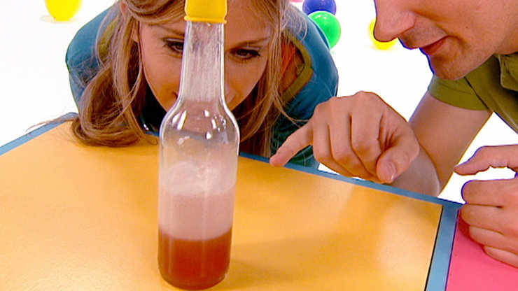 Andre und Tanja schauen in die Flasche