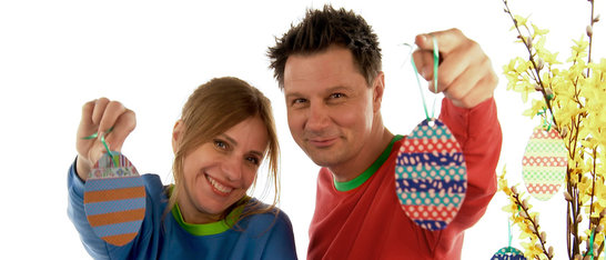 Tanja Mairhofer und André Gatzke mit gestreiften Ostereiern aus Pappe