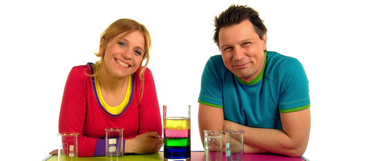 Tanja und André neben dem fertigen Regenbogen im Glas