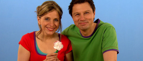 Tanja und André mit weißer Taschentuch-Blume
