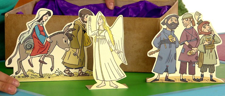 Maria, Josef, ein kleiner Esel, Räuber und Engel als Pappfiguren
