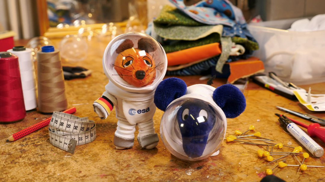 Maus und Elefant im Astronaut:innen-Raumanzug