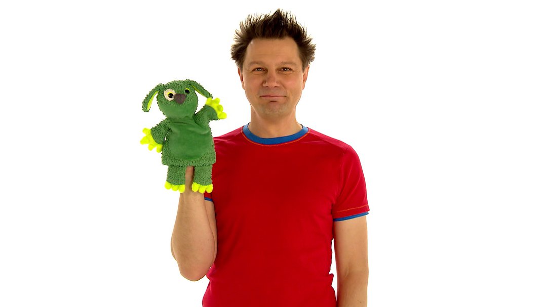 André zeigt die Handpuppe von Knolle | Bildquelle: WDR André zeigt die Handpuppe von Knolle