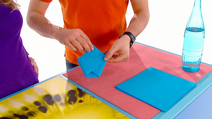 André faltet das Papier | Bildquelle: WDR André faltet das Papier