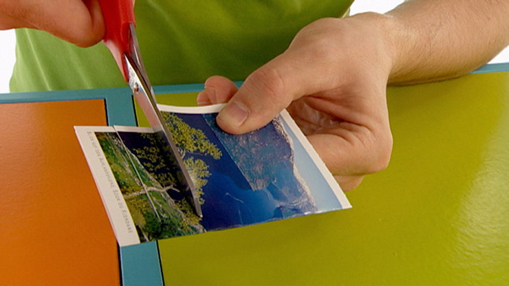 André schneidet Streifen die eine Postkarte