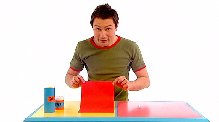 André schaut sich die Materialien an | Bildquelle: WDR André schaut sich die Materialien an