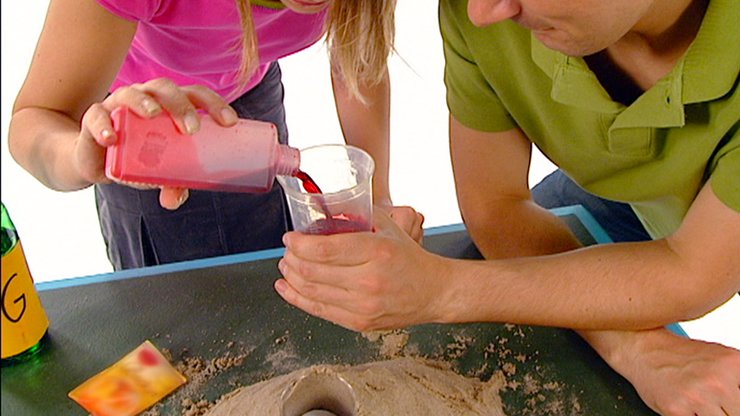 Tanja schüttet Farbe in den Becher