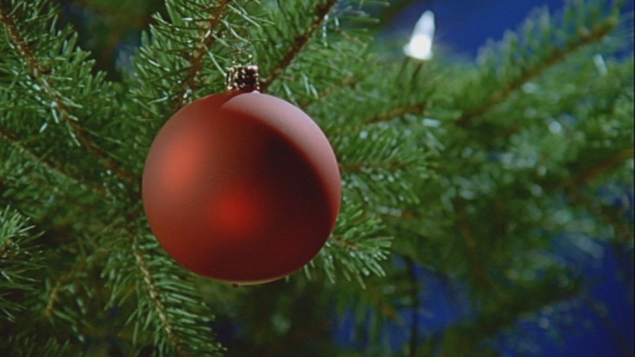 Christbaumkugel am Weihnachtsbaum