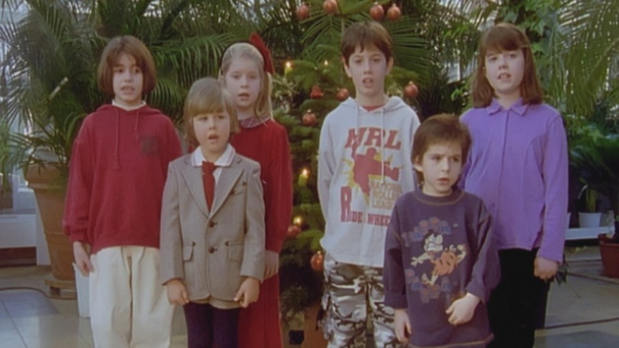 Kinder singen vor Weihnachtsbaum