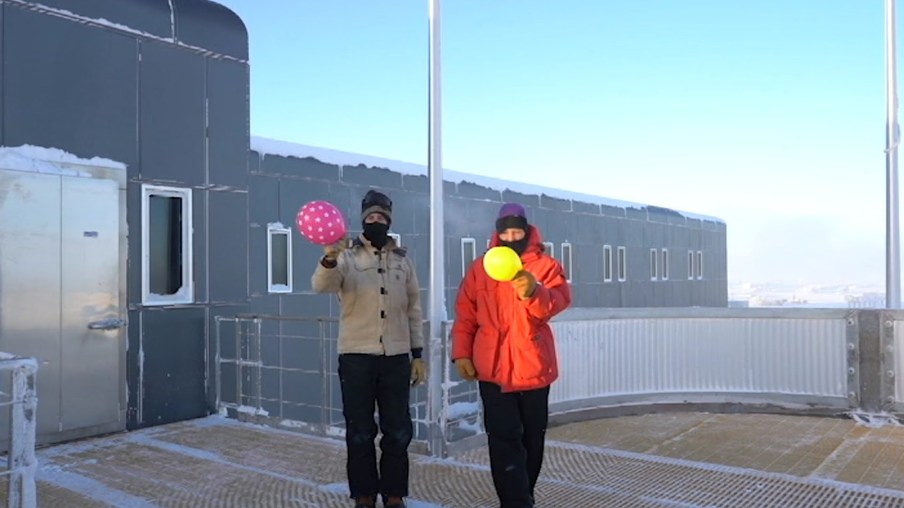 Kathrin und Benjamin mit Luftballons vor der Station