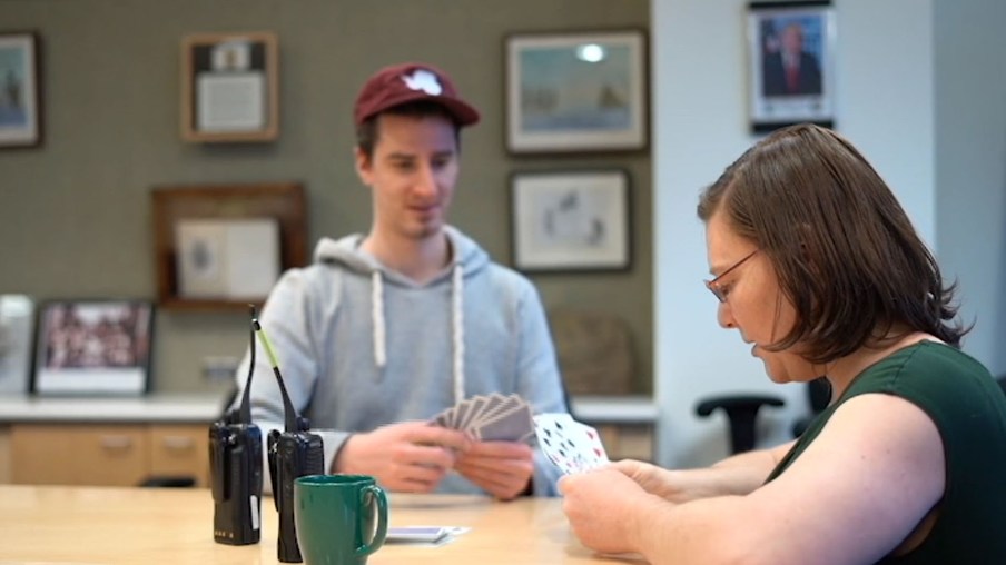 Kathrin und Benjamin spielen Karten