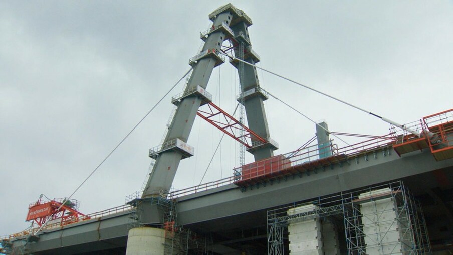 Leverkusener Autobahnbrücke mit Baukränen und Bauelementen