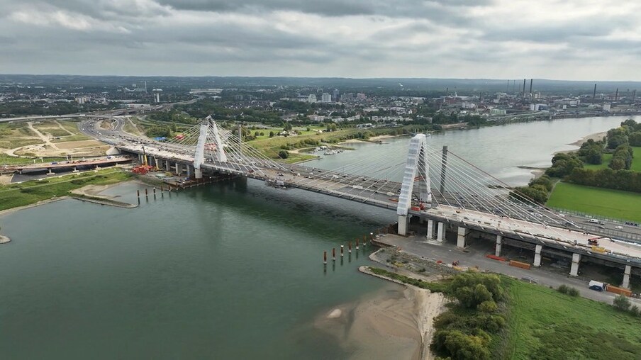 Die Leverkusener Brücke erstreckt sich über den Rhein.