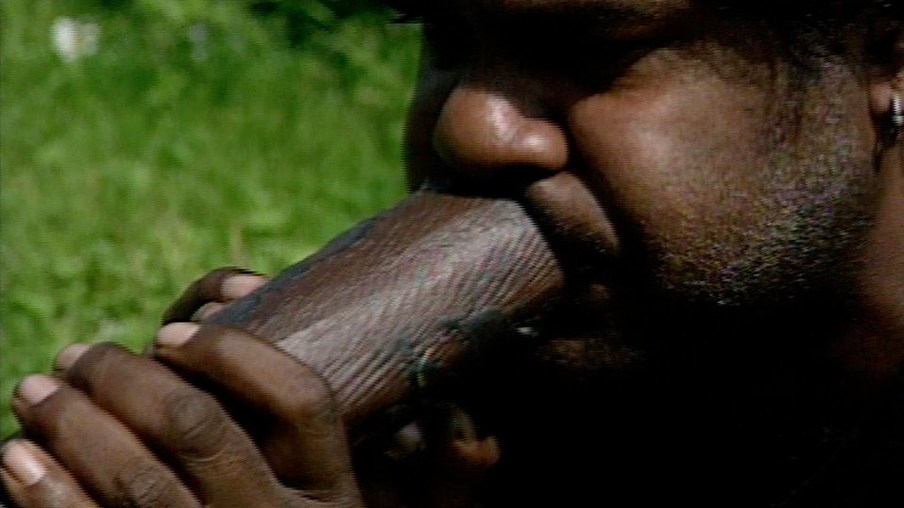 Mann spielt Didgeridoo