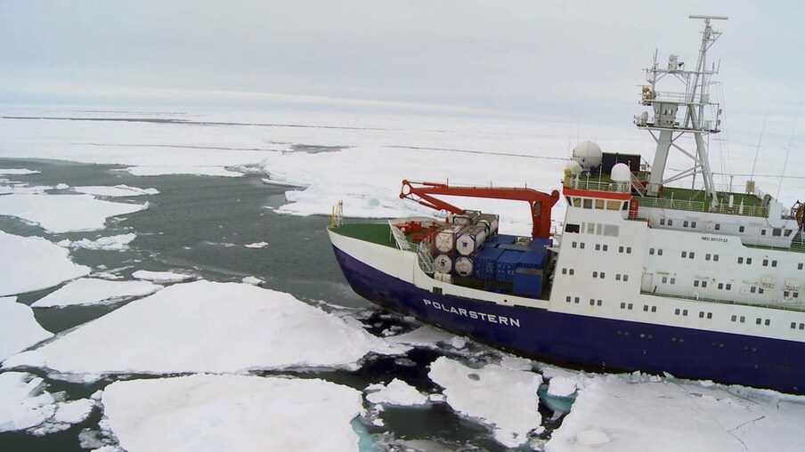 Eisbrecher Polarstern im arktischen Meer 