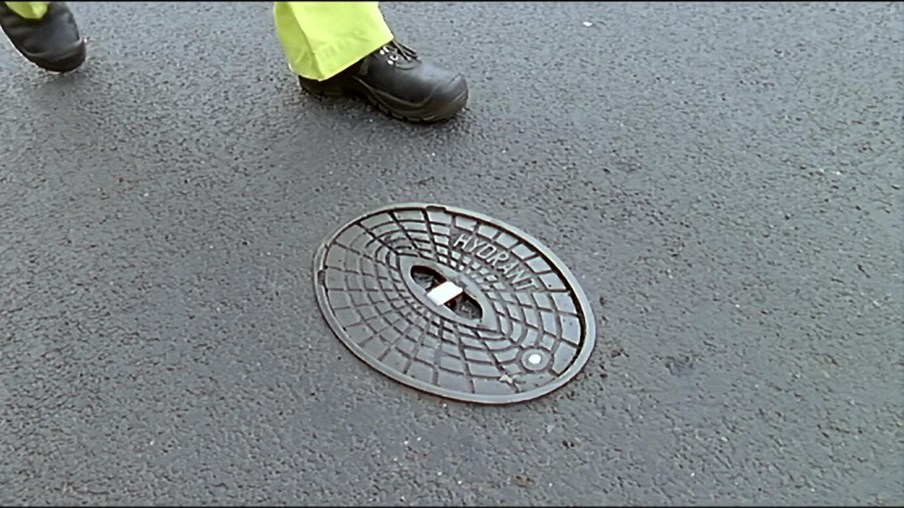 Der Deckel eines Hydranten auf der Straße