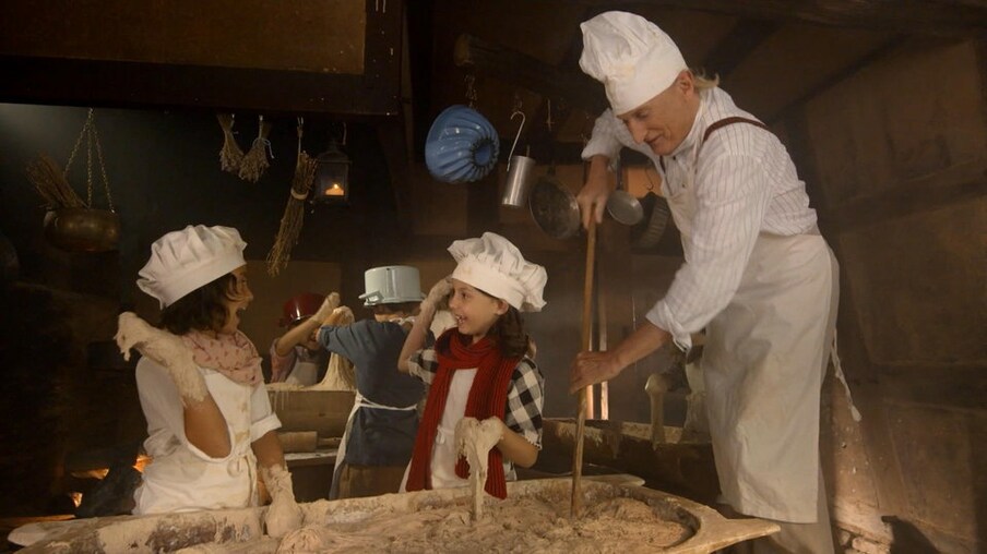 Otto und zwei Mädchen in der Weihnachtsbäckerei