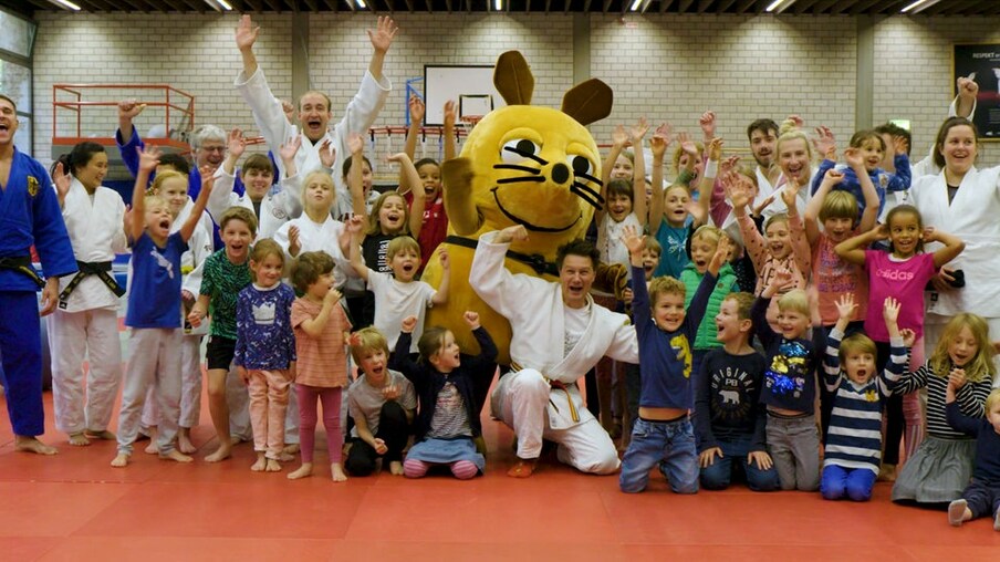 André mit vielen Kindern und der Maus